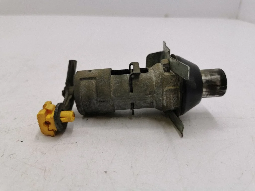 Tailgate exterior lock