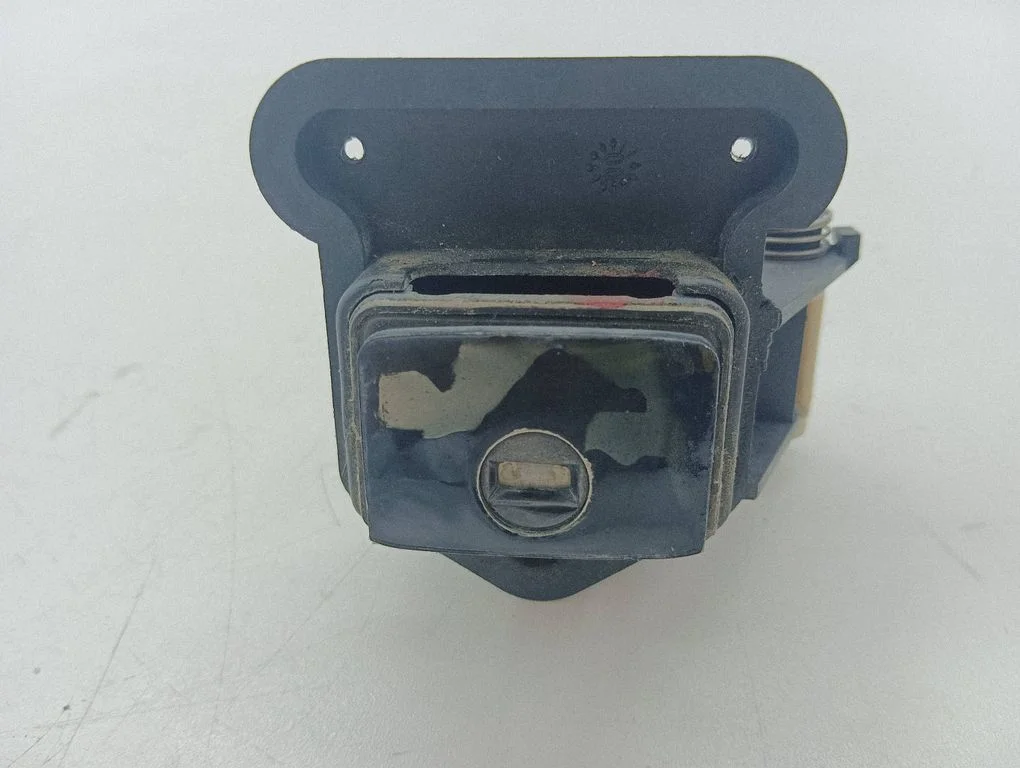 Tailgate exterior lock