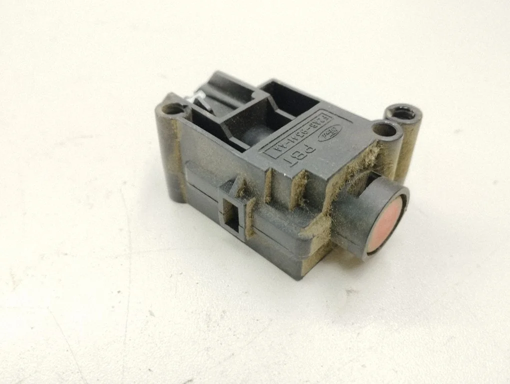 Fuel cut-off switch – Ford Mondeo MK II (1996-2000)