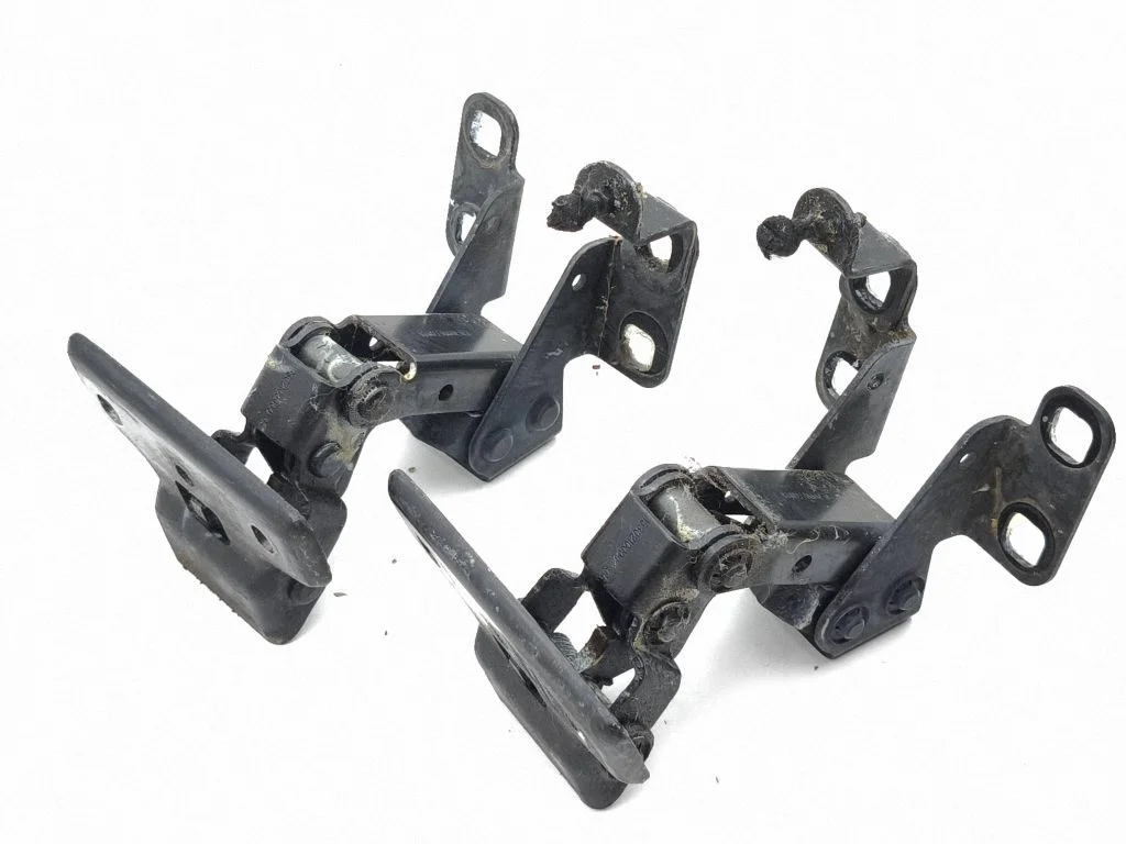 Convertible roof hinge – Nissan 370Z (2009-2020)