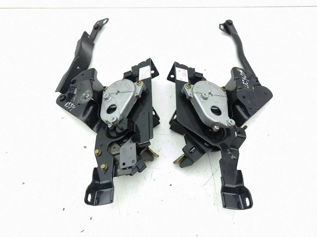 Convertible roof hinge – Nissan 350Z (2002-2009)
