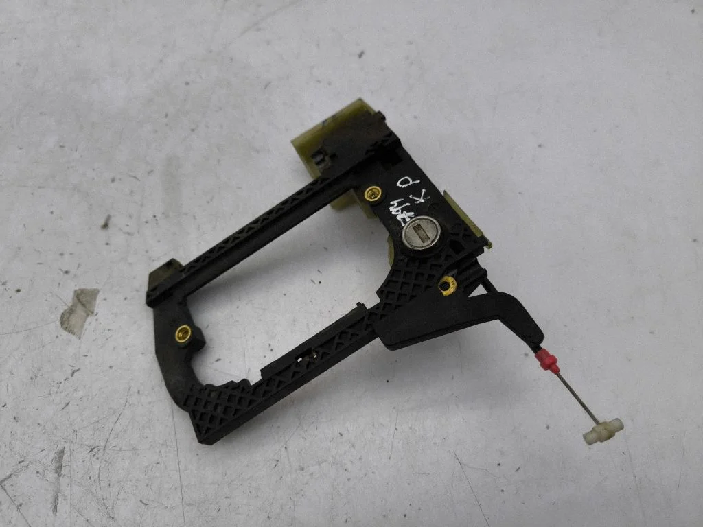Front door exterior handle/bracket – left