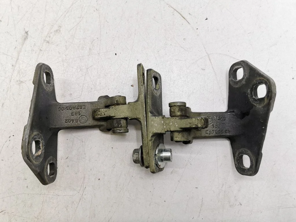 Tailgate hinge – BMW X5 E53 (1999-2006)