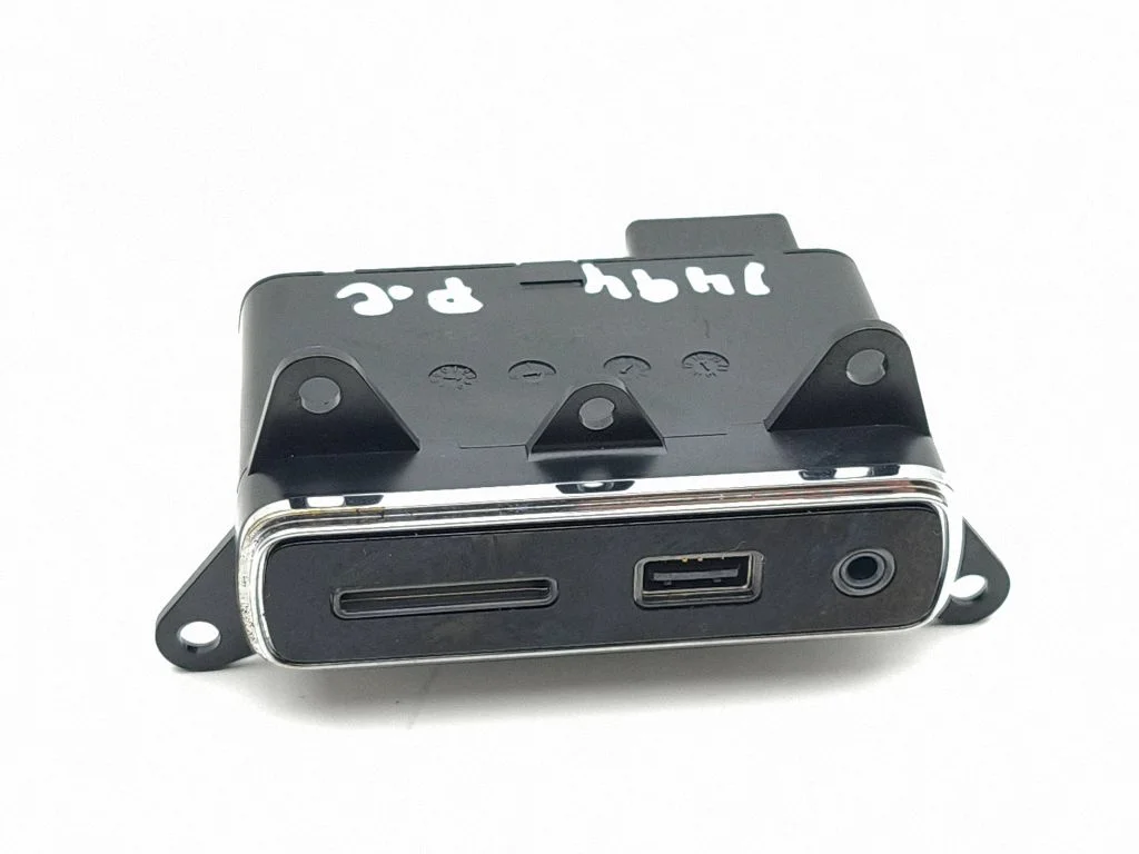 AUX in-socket connector 670104961