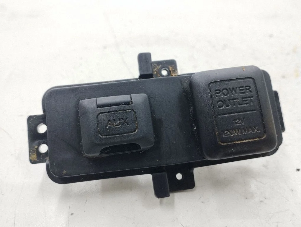 AUX in-socket connector – Honda CR-V (2007-2012)