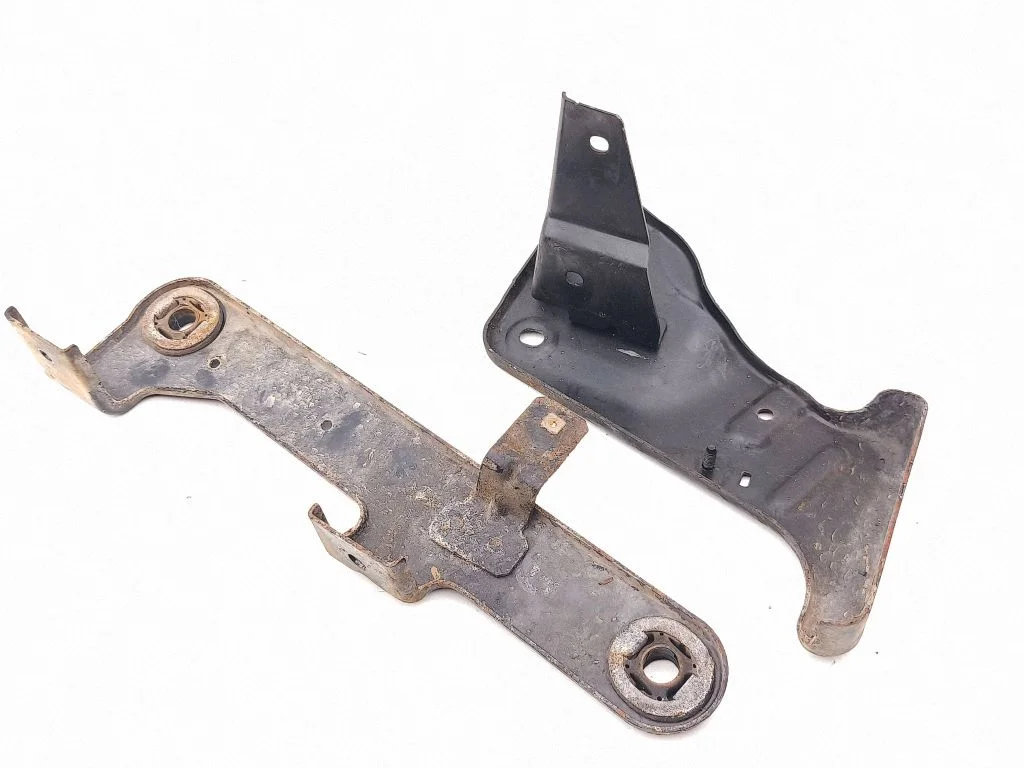 Intercooler pipe mounting bracket