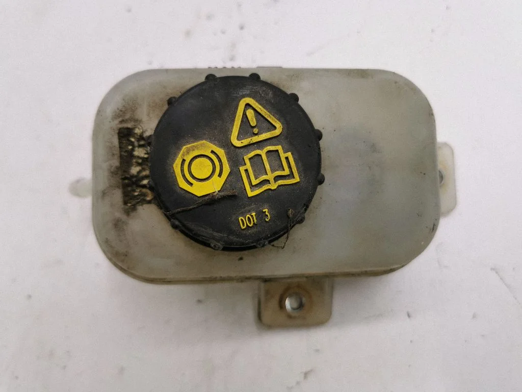 Clutch fluid reservoir/tank