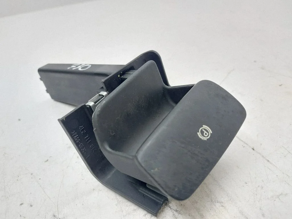 Hand brake release handle 4L2711814
