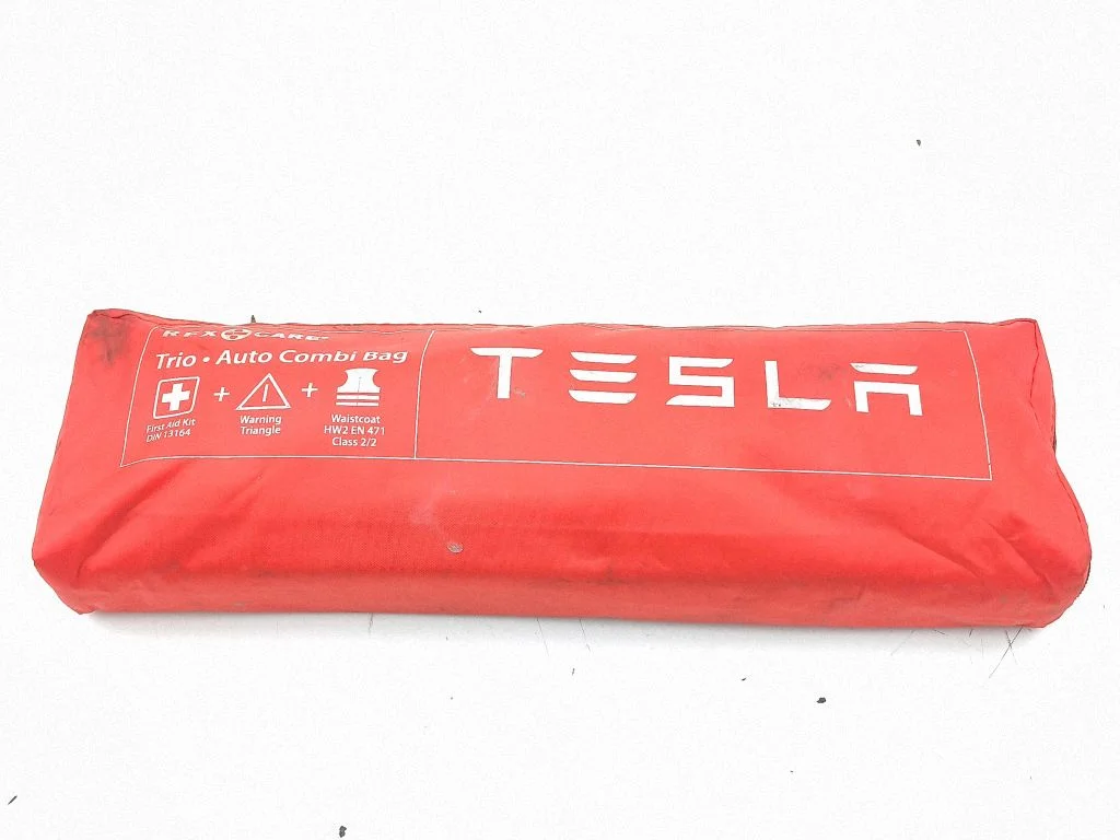 Apteczka – Tesla Model S (2012-)