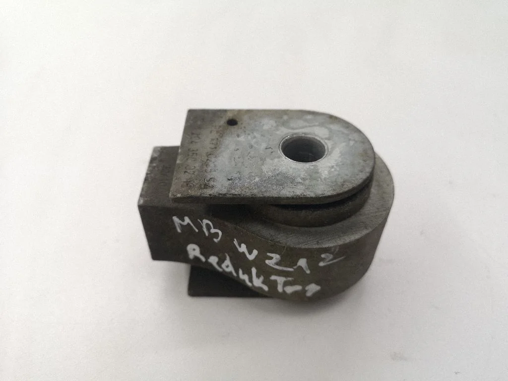 Rear differential mounting bracket A2043500215