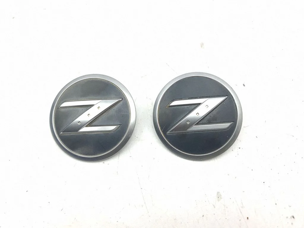 Oznaczenie modelu na błotniku – Nissan 350Z (2002-2009)