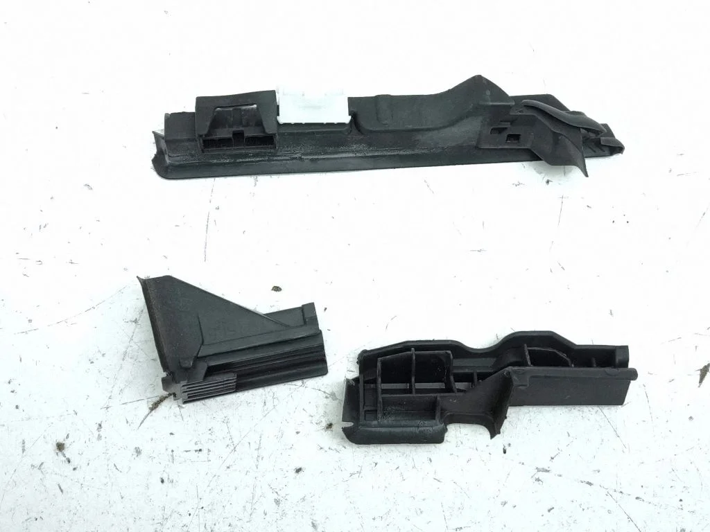 Tagaukse klaasi raam – Toyota Corolla E210 E21 (2018-)