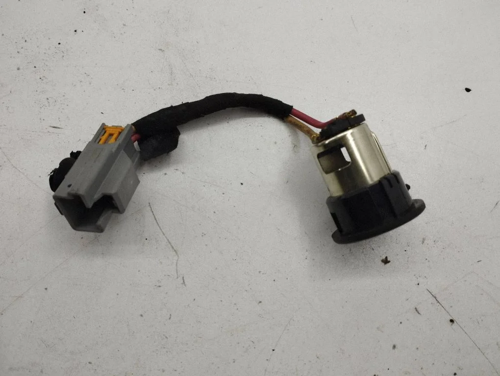 12 V Socket (rear) AM5T19N236AA