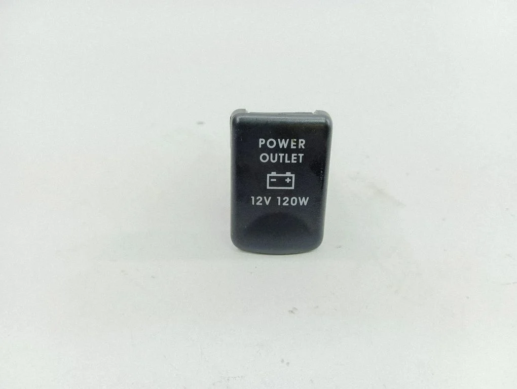 12 V ligzda (aizmugurē)