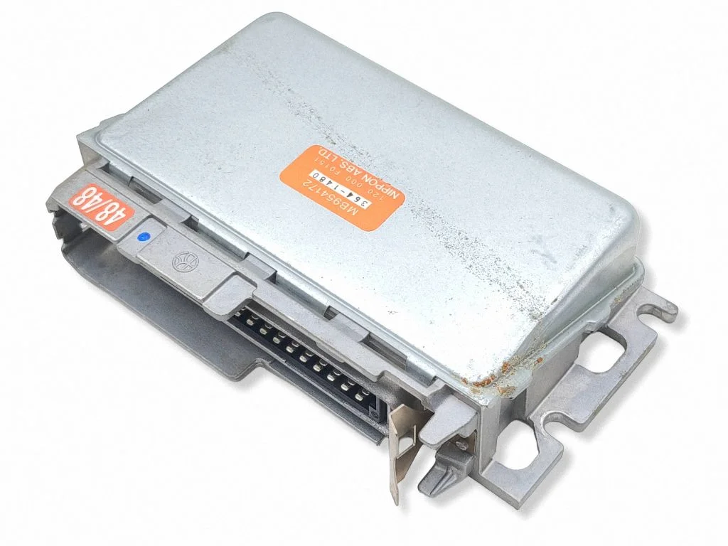 Engine control unit/module ECU MB954172