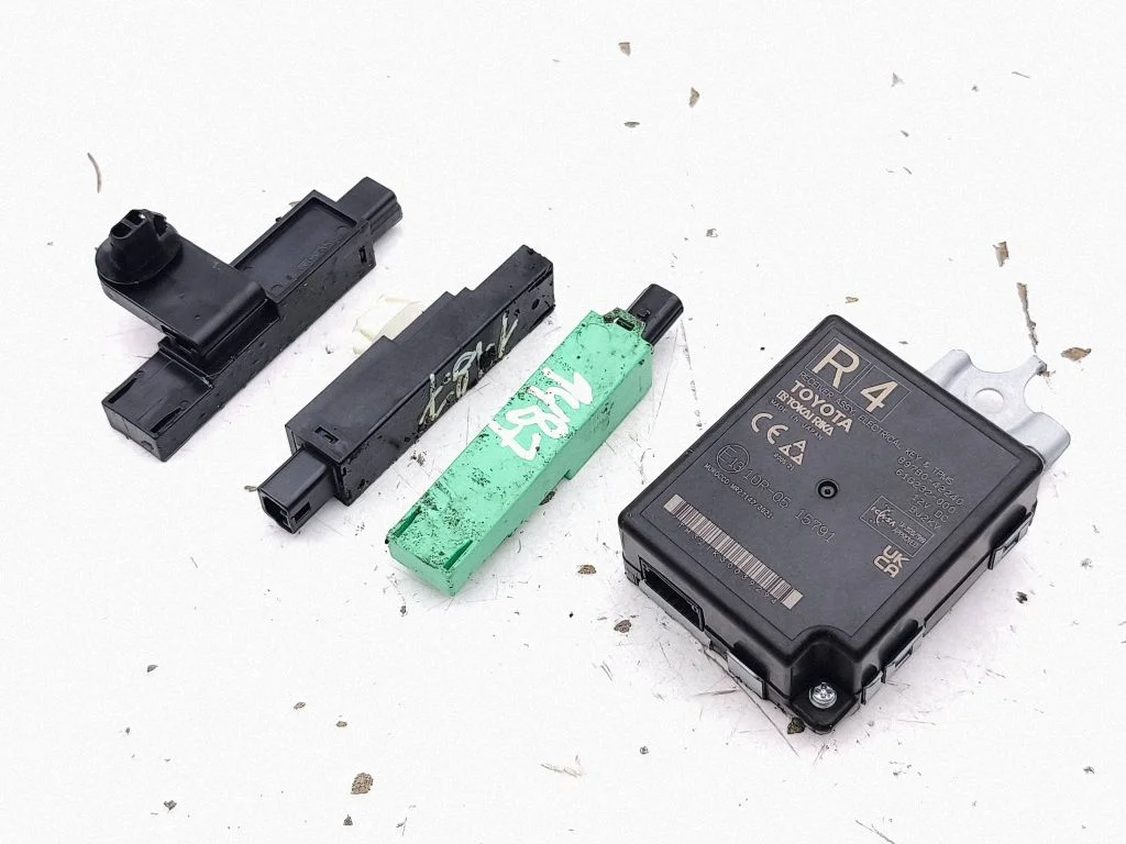 Bezatslēgas sistēmas KESSY (keyless) vadības bloks/modulis 897B042240
