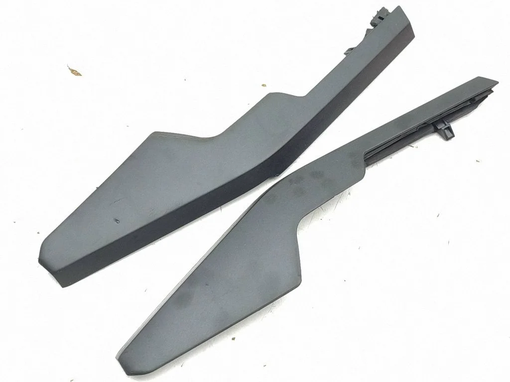 Front door glass trim molding 89A837095