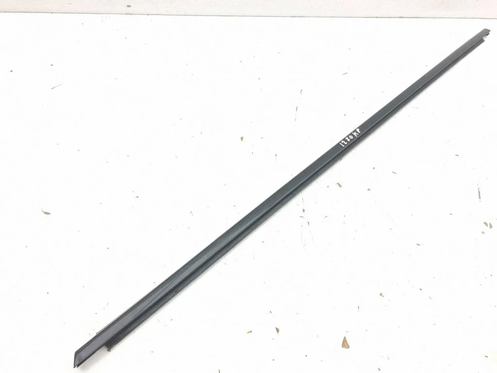 Esiukse klaasi liist 7P5837475G