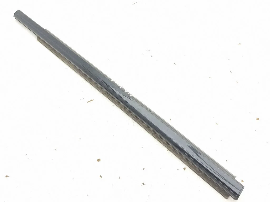 Aizmugurējo durvju stikla apdare – labā
