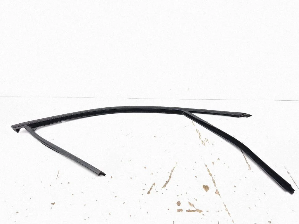 Front door glass trim molding – right