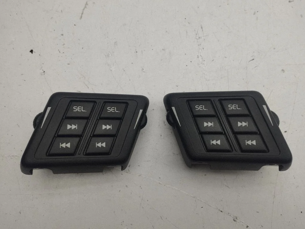 Steering wheel buttons/switches 8633112