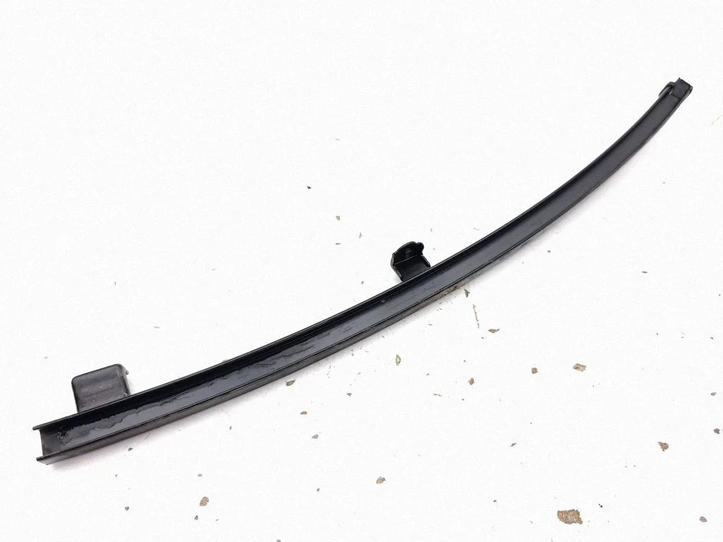 Rear door windshield rail – left