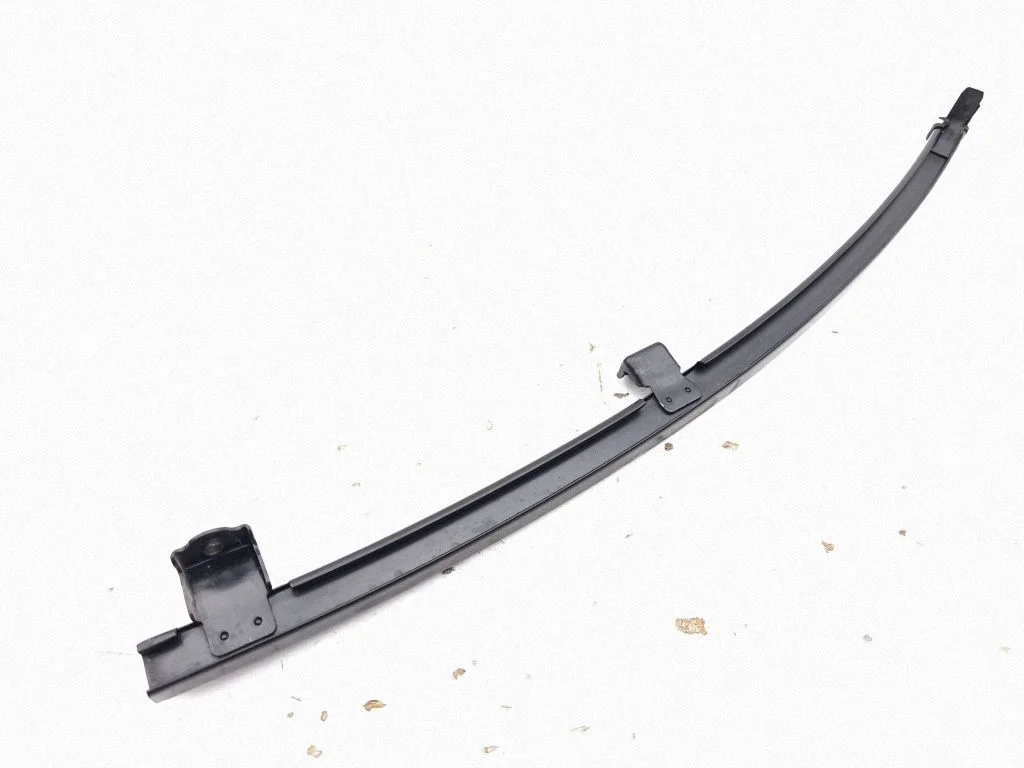 Rear door windshield rail – right