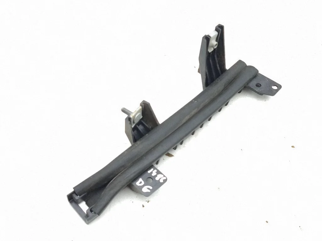 Tagaukse klaasi juhtsiin LJ8BR25898A
