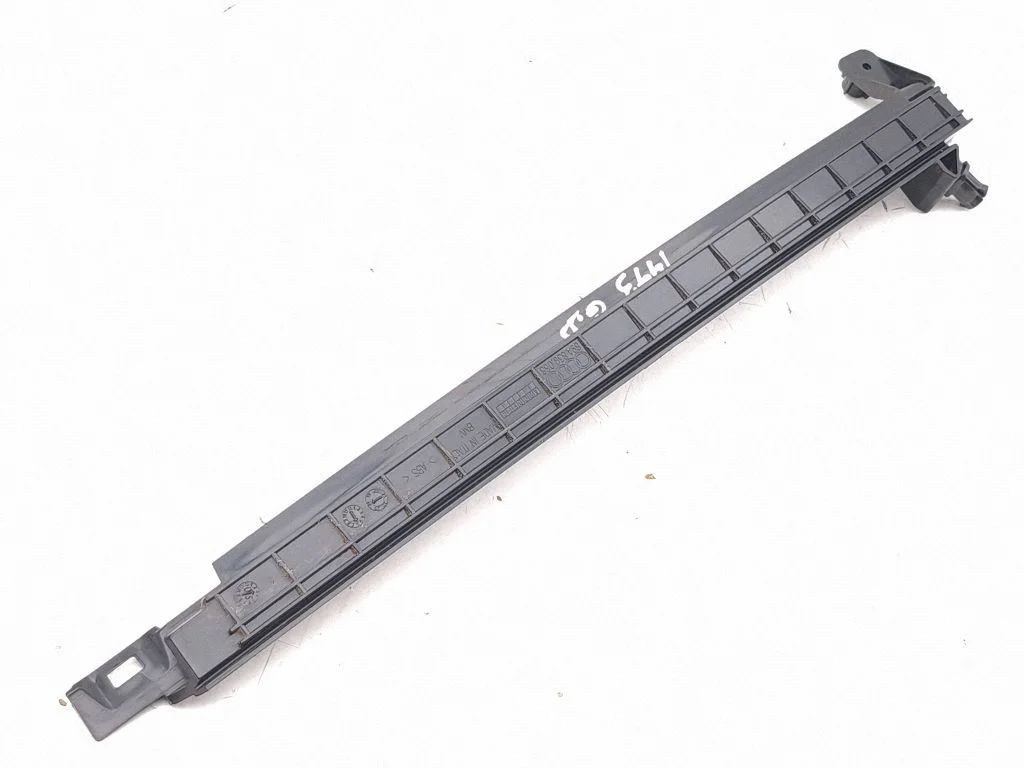 Rear door windshield rail 89A839068