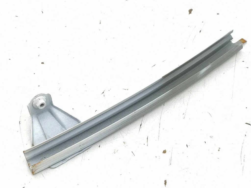 Prowadnica szyby drzwi przednich – Toyota Corolla E210 E21 (2018-)