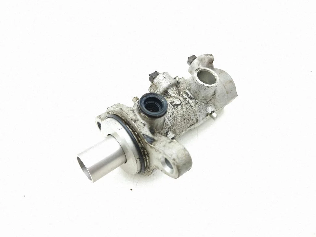 Master brake cylinder Y24112