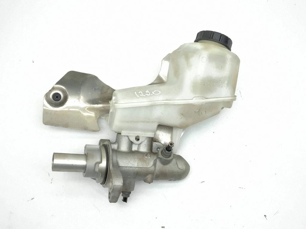 Master brake cylinder 02048644P9