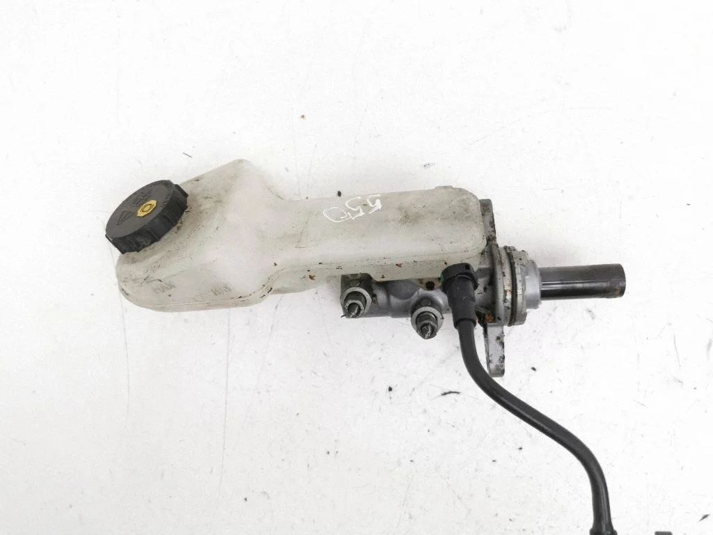 Master brake cylinder GJE743400