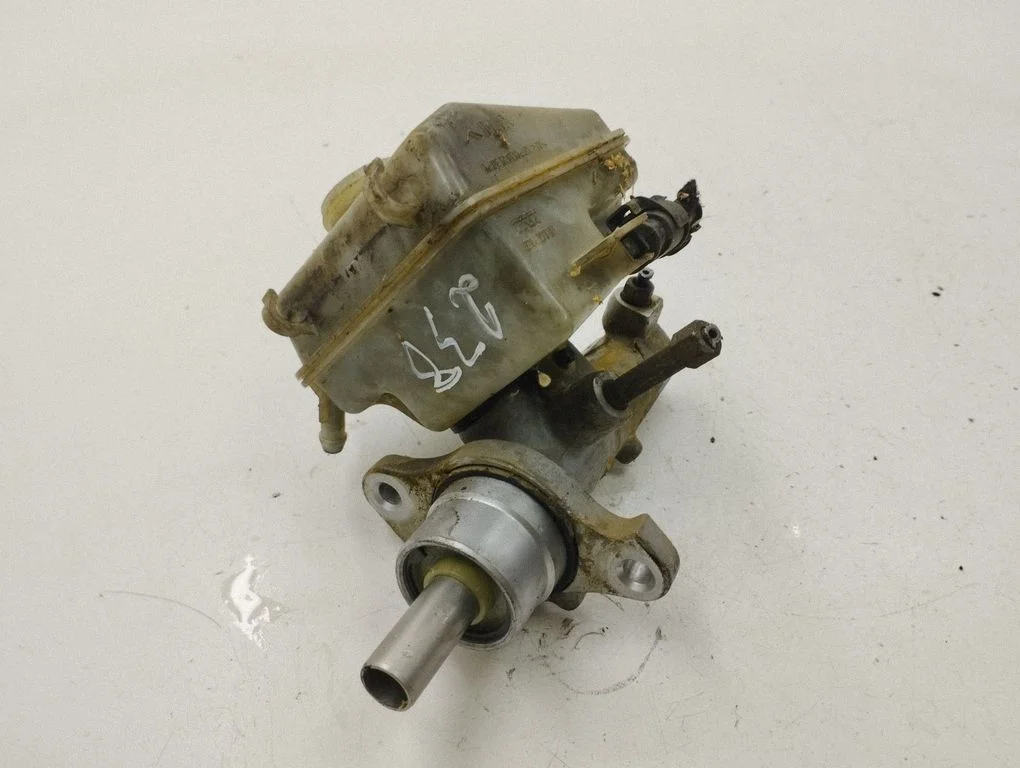 Master brake cylinder 32067271B