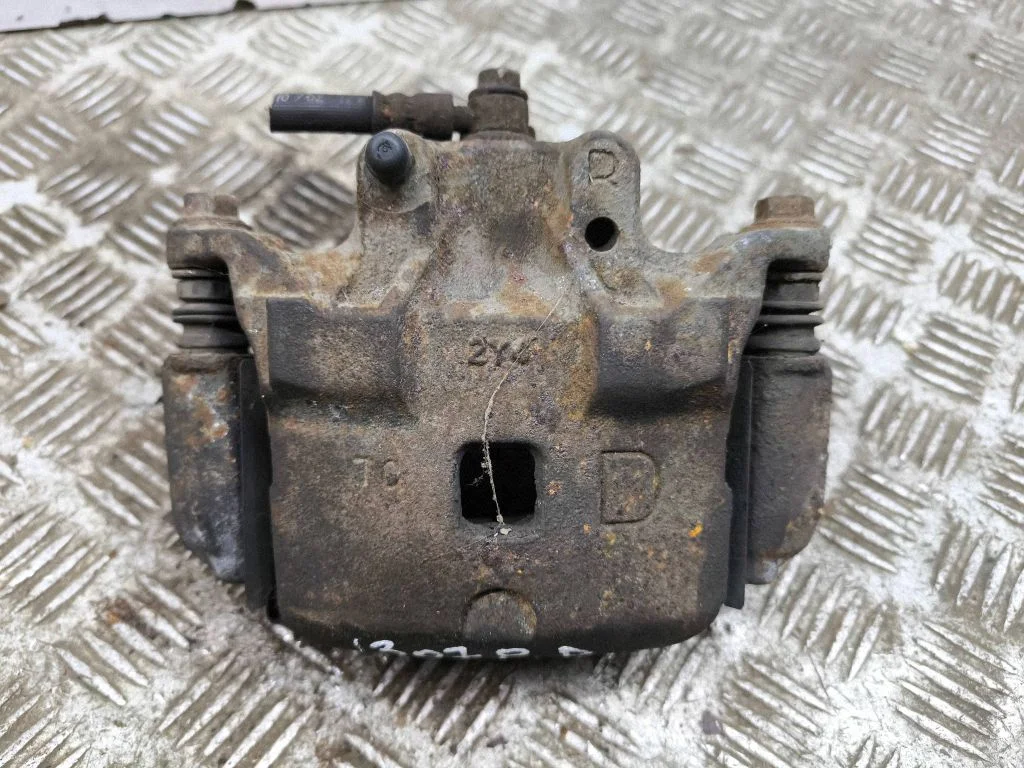 Front brake caliper – right
