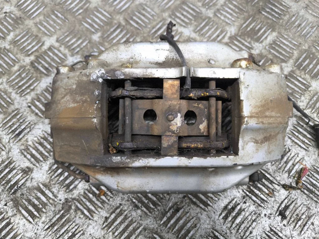 Front brake caliper – left