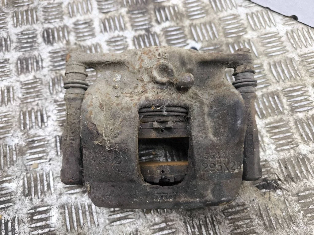 Front brake caliper – left