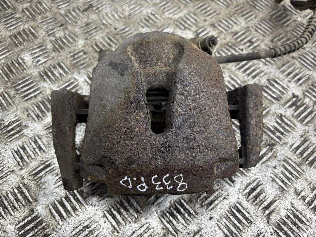 Front brake caliper – right