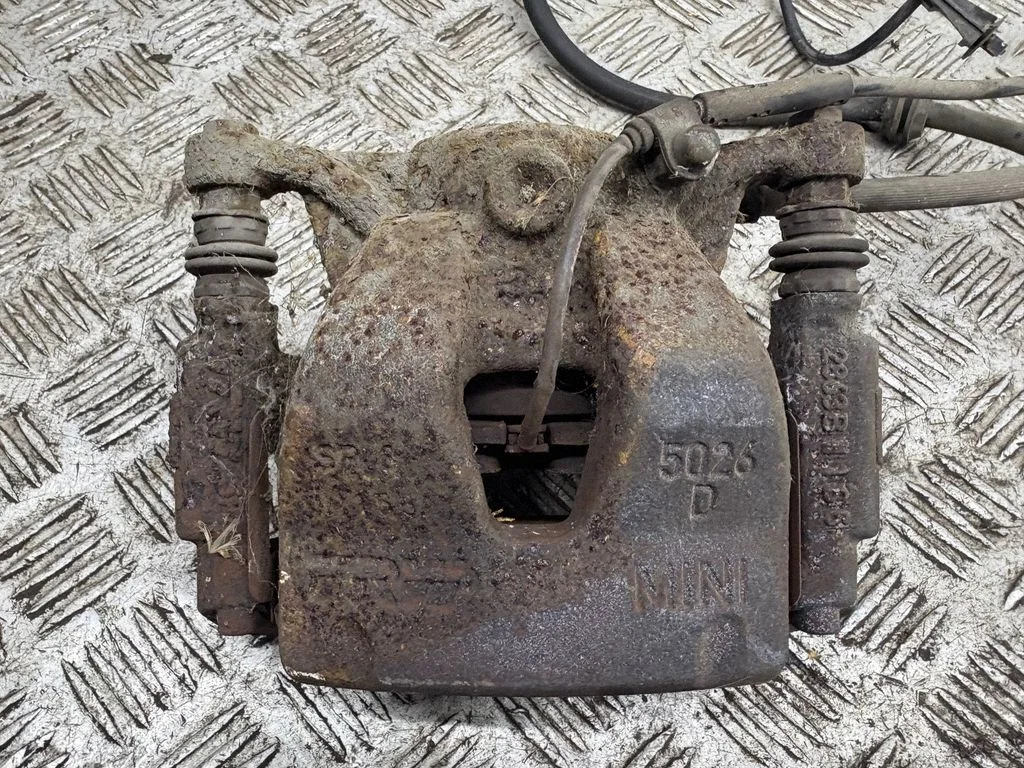 Front brake caliper – left
