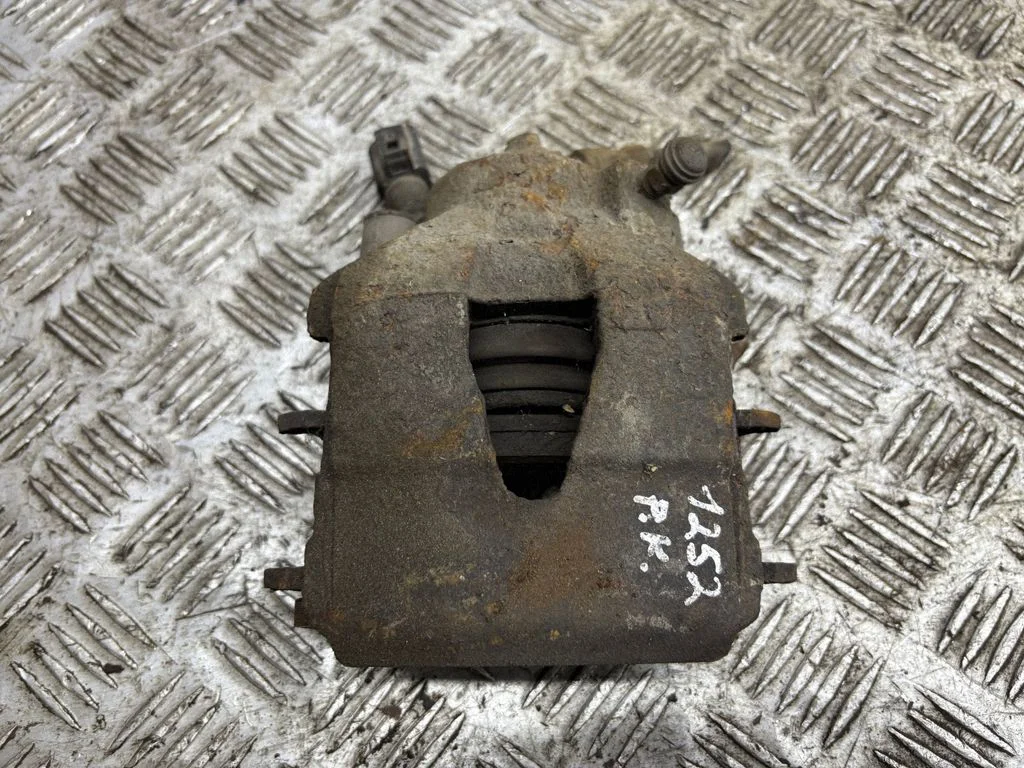 Front brake caliper – left