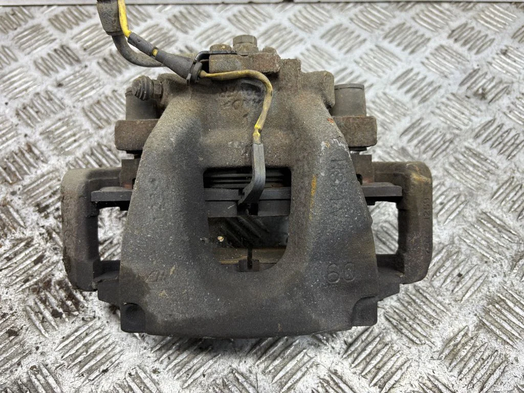 Front brake caliper – left