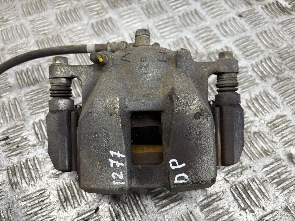 Front brake caliper – right