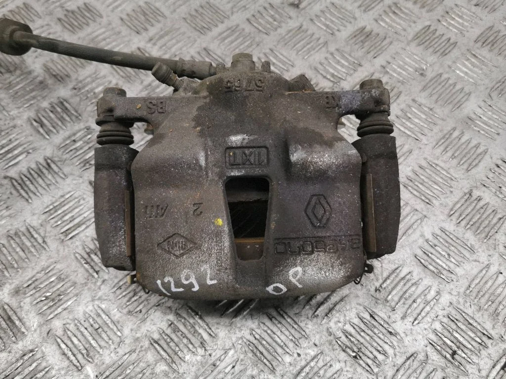Front brake caliper – right
