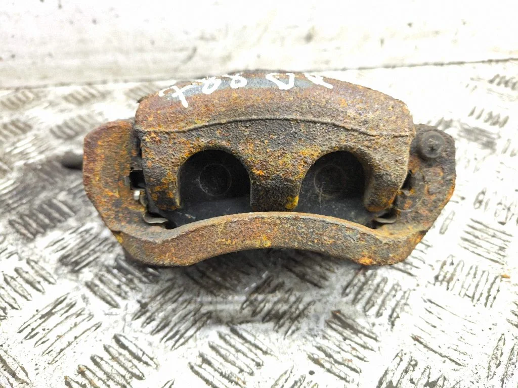 Front brake caliper – right