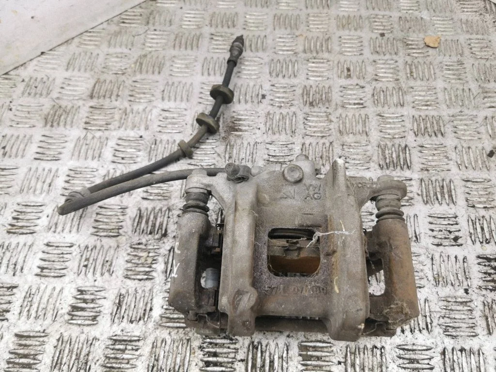 Front brake caliper – left