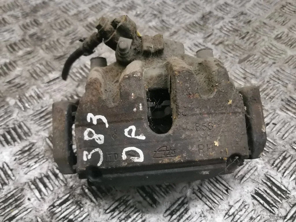 Front brake caliper – right