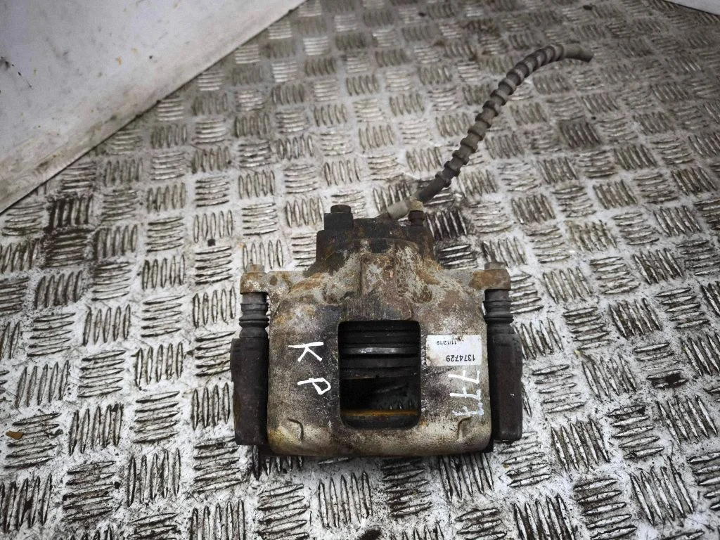 Front brake caliper – left