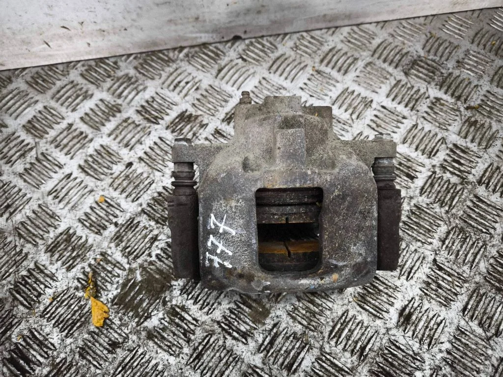 Front brake caliper – right