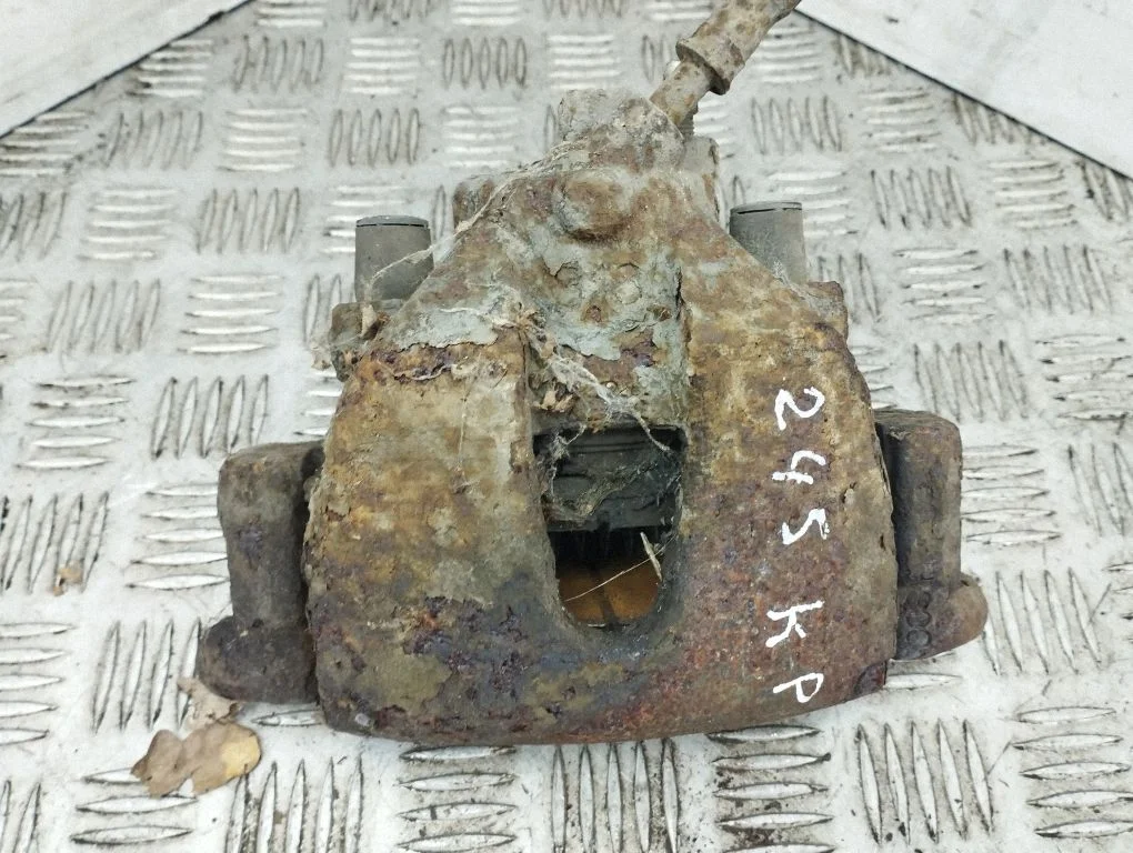 Front brake caliper – left