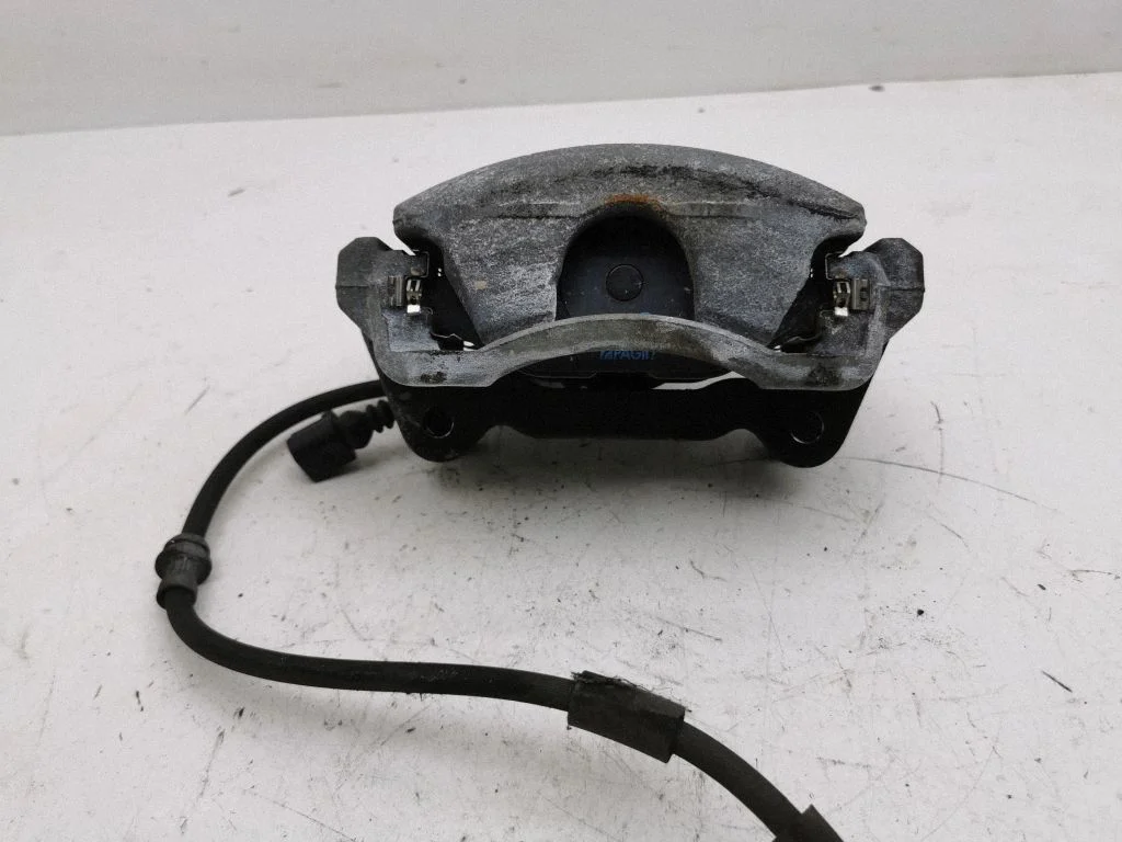 Front brake caliper – right